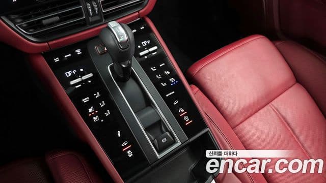 Porsche Macan 2022 — Photo 2/20