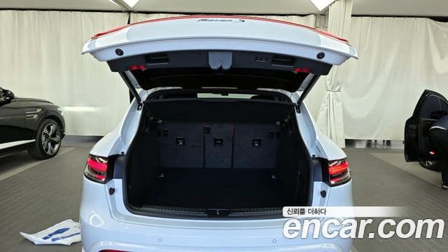 Porsche Macan 2022 — Photo 17/20