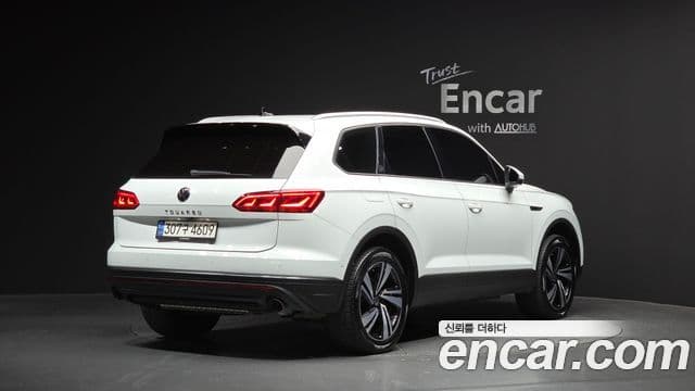 Volkswagen Touareg 2022 — ფოტო 2/20
