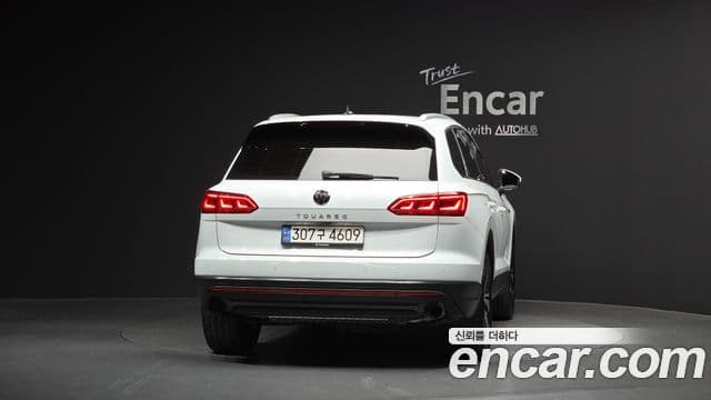 Volkswagen Touareg 2022 — ფოტო 4/20