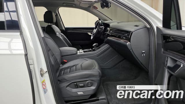 Volkswagen Touareg 2022 — ფოტო 10/20