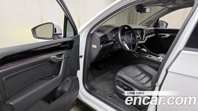 Volkswagen Touareg 2022 — ფოტო 11/20