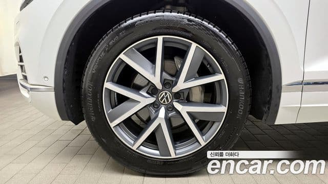 Volkswagen Touareg 2022 — ფოტო 5/20