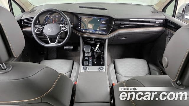 Volkswagen Touareg 2022 — ფოტო 7/20