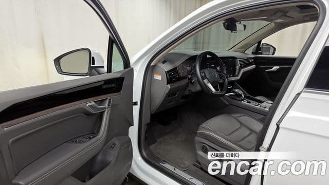 Volkswagen Touareg 2022 — ფოტო 11/20