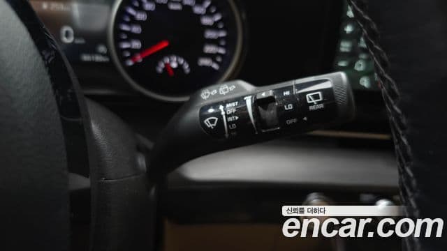 Kia Carnival 2020 — ფოტო 17/20