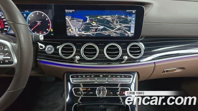 Mercedes-Benz E-Class 2019 — ფოტო 14/20