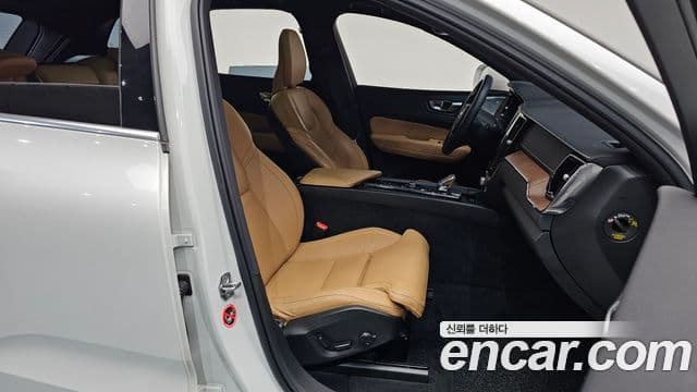 Volvo XC60 2021 — Şəkil 10/20