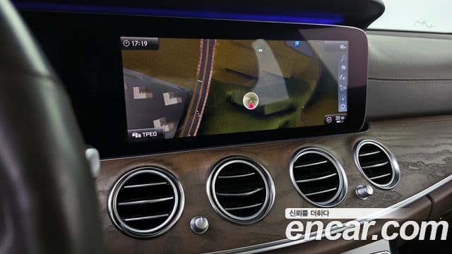 Mercedes-Benz E-Class 2019 — ფოტო 13/20