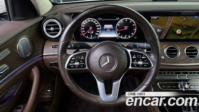 Mercedes-Benz E-Class 2019 — ფოტო 15/20