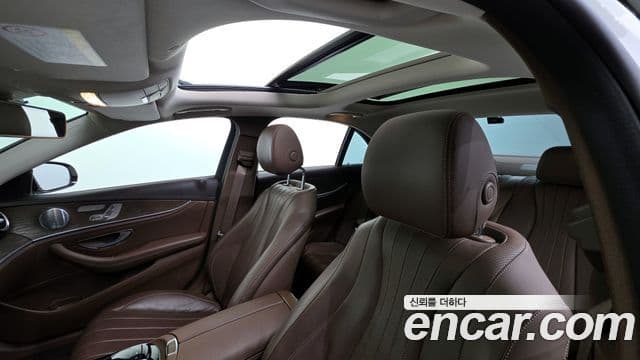 Mercedes-Benz E-Class 2019 — ფოტო 19/20
