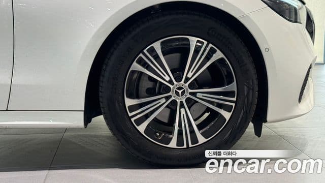 Mercedes-Benz E-Class 2025 — ფოტო 4/20