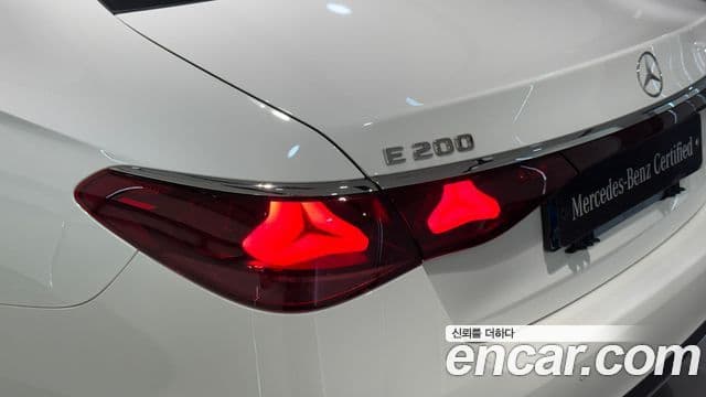 Mercedes-Benz E-Class 2025 — ფოტო 12/20