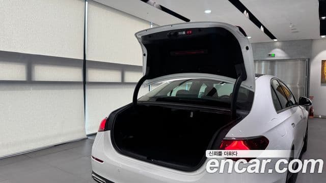 Mercedes-Benz E-Class 2025 — ფოტო 14/20