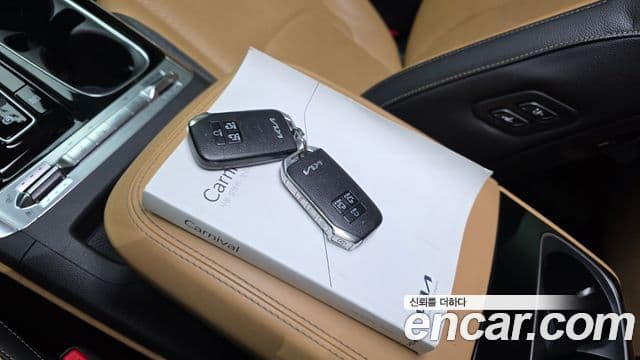 Kia Carnival 2021 — ფოტო 17/20