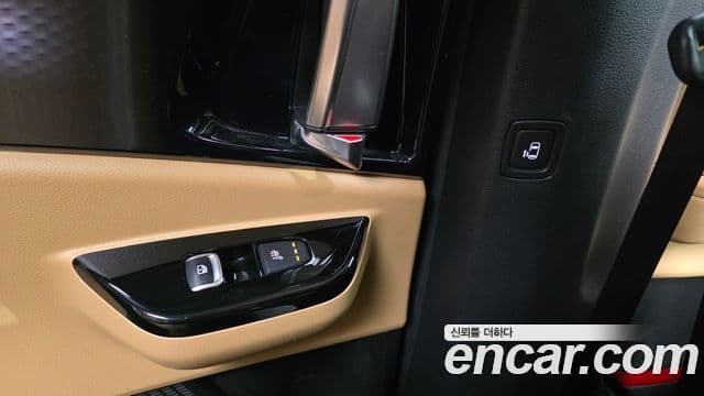 Kia Carnival 2021 — ფოტო 18/20