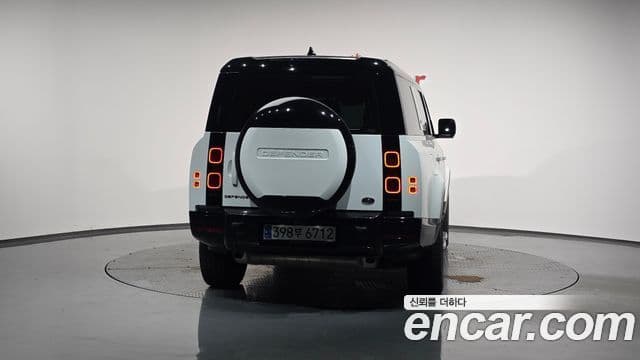 Land Rover Defender 2023 — Photo 9/20