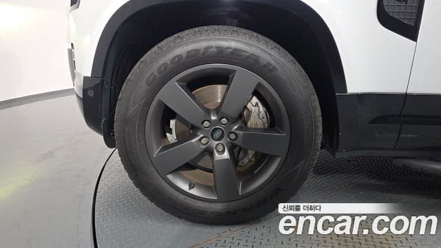 Land Rover Defender 2023 — Photo 2/20