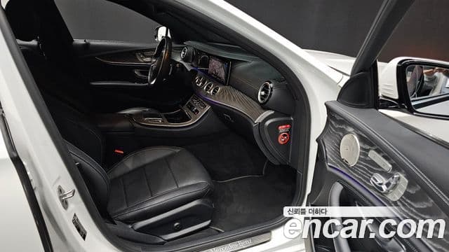 Mercedes-Benz E-Class 2022 — ფოტო 8/20