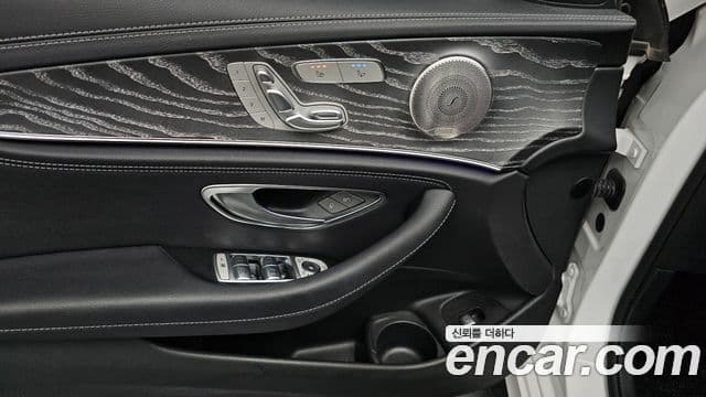 Mercedes-Benz E-Class 2022 — ფოტო 17/20