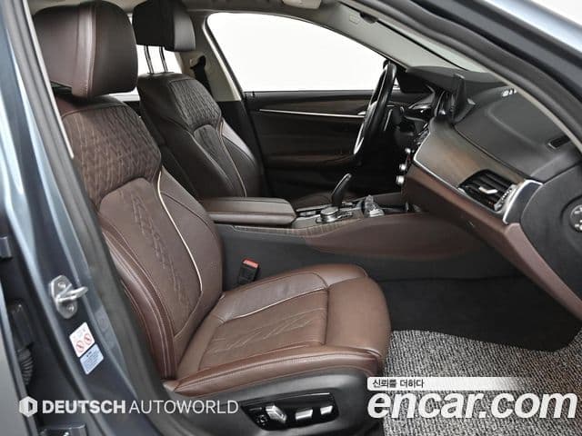 BMW 5 Series 2018 — ფოტო 8/20
