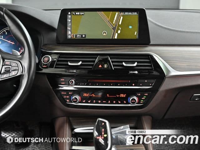 BMW 5 Series 2018 — ფოტო 14/20
