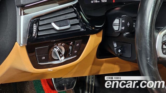 BMW 5 Series 2021 — Photo 18/20
