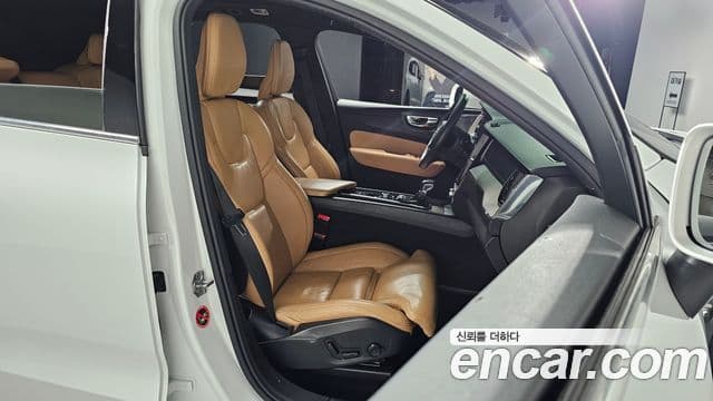 Volvo XC60 2018 — Фото 10/20