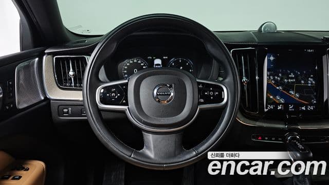 Volvo XC60 2018 — Фото 13/20