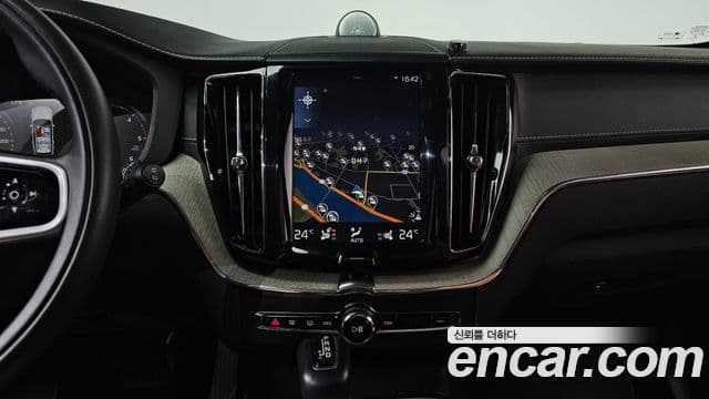 Volvo XC60 2018 — Фото 14/20