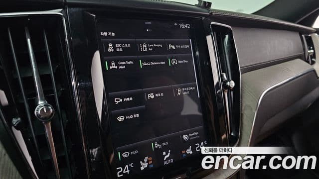 Volvo XC60 2018 — Фото 18/20