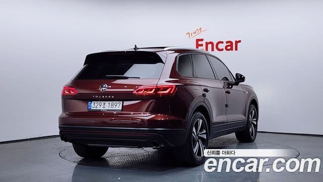 Volkswagen Touareg 2023 — ფოტო 2/20