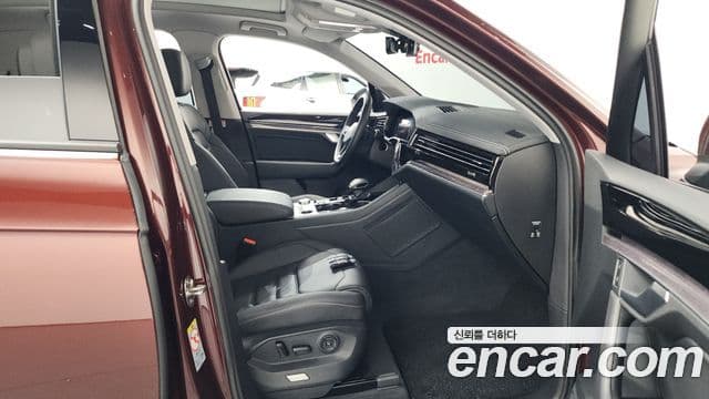 Volkswagen Touareg 2023 — ფოტო 11/20