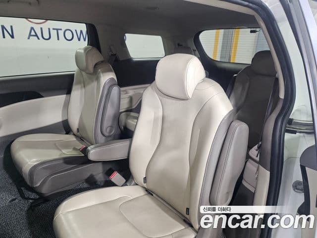 Kia Carnival 2021 — ფოტო 7/16