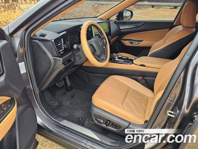 Lexus NX450h+ 2023 — ფოტო 16/20