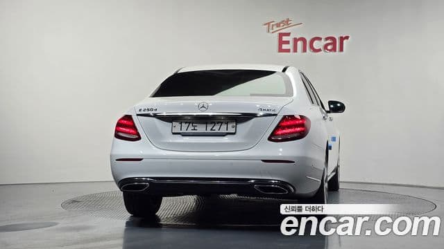Mercedes-Benz E-Class 2018 — ფოტო 3/20