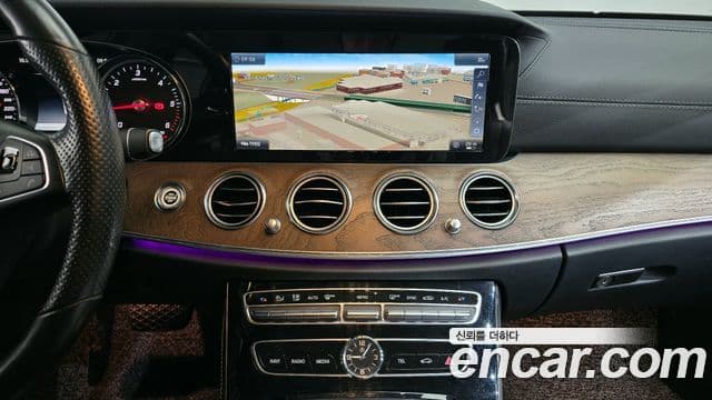 Mercedes-Benz E-Class 2018 — ფოტო 13/20