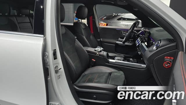 Mercedes-Benz GLB-Class 2023 — ფოტო 14/20