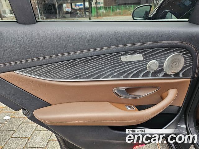 Mercedes-Benz E-Class 2022 — ფოტო 19/20