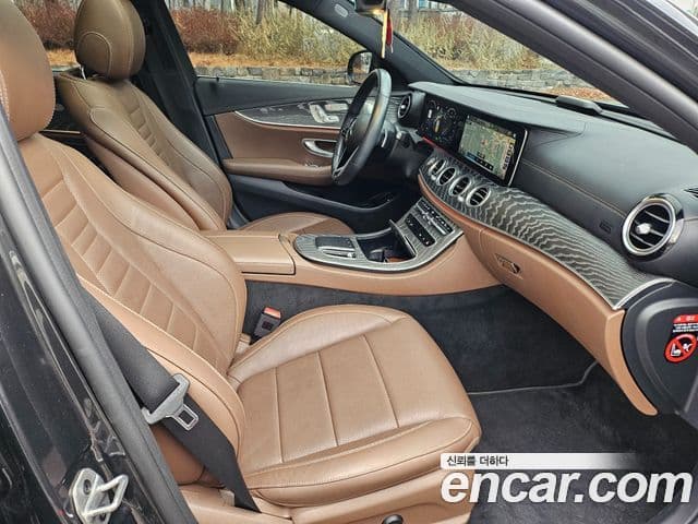 Mercedes-Benz E-Class 2022 — ფოტო 15/20