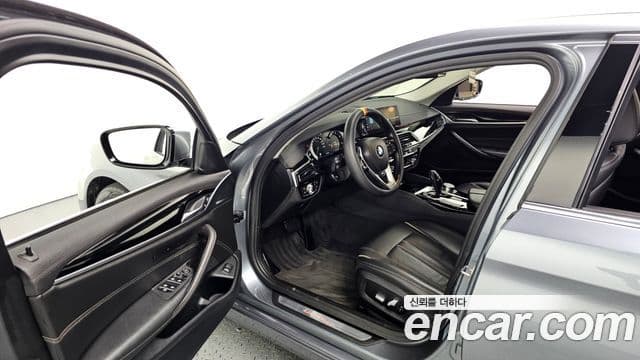 BMW 5 Series 2018 — Şəkil 10/20