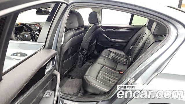 BMW 5 Series 2018 — Şəkil 12/20
