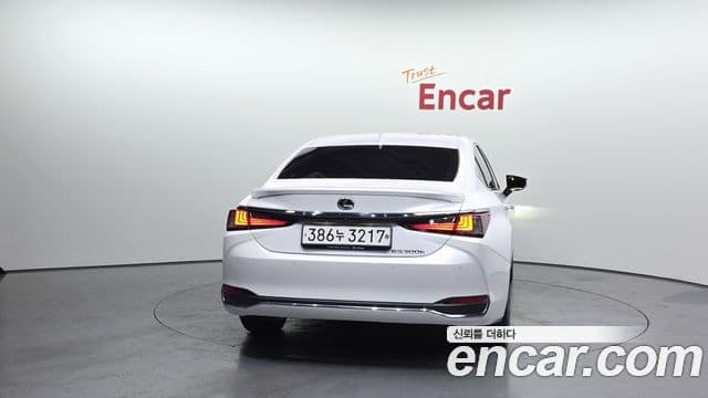 Lexus ES300h 2022 — ფოტო 4/20