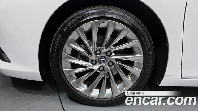 Lexus ES300h 2022 — ფოტო 5/20