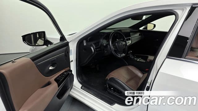 Lexus ES300h 2022 — ფოტო 10/20