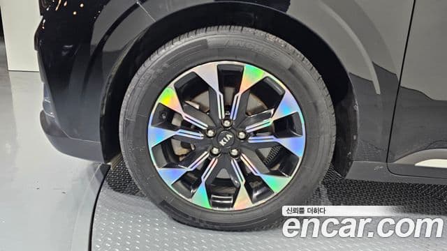 Kia Carnival 2021 — ფოტო 7/20