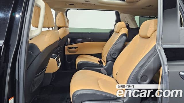 Kia Carnival 2021 — ფოტო 14/20