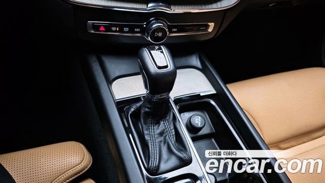 Volvo XC60 2019 — Şəkil 9/20