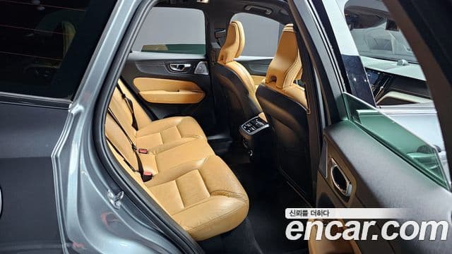 Volvo XC60 2019 — Şəkil 12/20