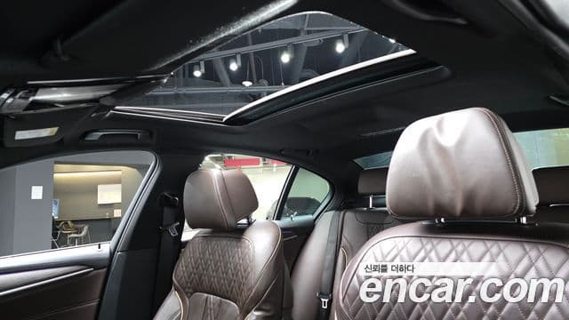 BMW 5 Series 2020 — ფოტო 18/20